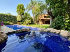 {"esp":"Jacuzzi y alberca","ing":""}