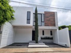 {"esp":"Fachada principal","ing":""}