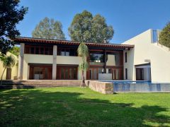 {"esp":"Fachada posterior.","ing":""}