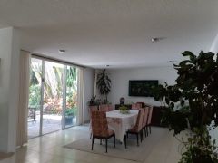 {"esp":"Comedor","ing":""}