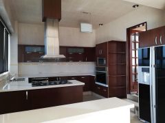 {"esp":"Cocina equipada","ing":""}