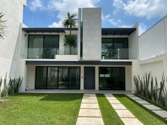 {"esp":"Fachada Principal","ing":""}