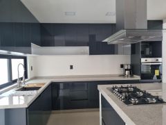 {"esp":"Cocina equipada","ing":""}