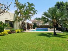 {"esp":"Jard\u00edn,  alberca y jacuzzi","ing":""}