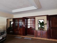 {"esp":"Entrada Principal","ing":""}