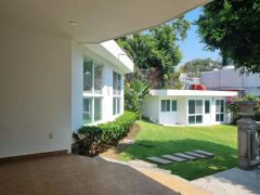 {"esp":"Acceso al Jar\u00edn","ing":""}