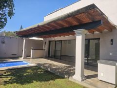 {"esp":"Amplia terraza con asador","ing":""}