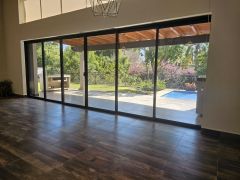 {"esp":"Sala comedor integrada a terraza. Canceles ocultos","ing":""}