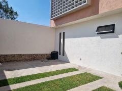 {"esp":"Estacionamiento 2 autos","ing":""}