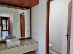 {"esp":"Ba\u00f1o","ing":""}