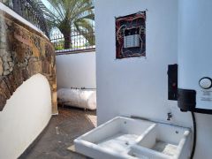 {"esp":"Patio y Cuarto de Servicio","ing":""}