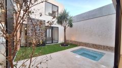 {"esp":"Jacuzzi con jardin","ing":""}