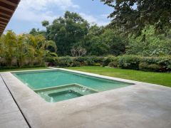 {"esp":"Alberca equipada con celdas solares","ing":""}