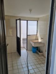 {"esp":"Cuarto de servicio y area de lavado","ing":""}