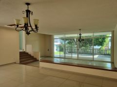 {"esp":"Sala Comedor","ing":""}