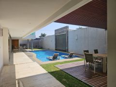 {"esp":"2 terrazas con velaria.","ing":""}