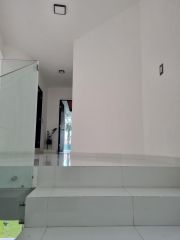 {"esp":"Acceso a Planta alta","ing":""}