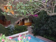 {"esp":"fachada desde jard\u00c3\u00adn"}