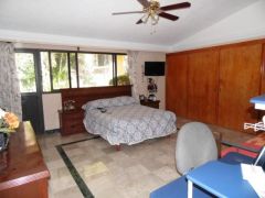 {"esp":"MEDIO BA\u00d1O DE VISITAS"}