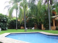 {"esp":"ALBERCA Y JARDINES"}