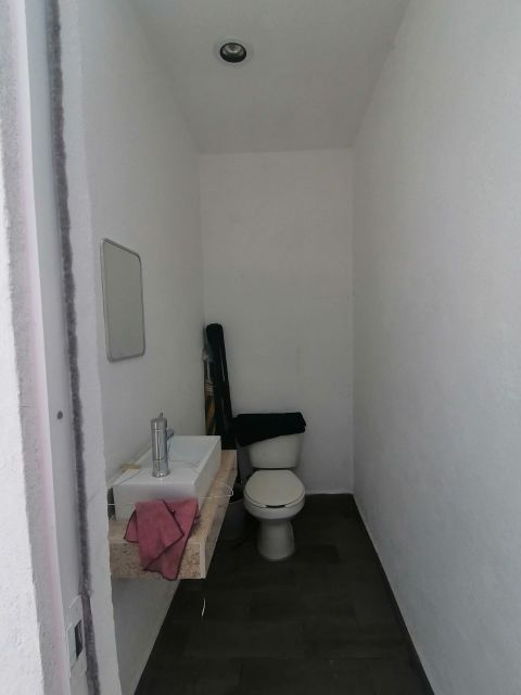 {"esp":"MEDIO BA\u00d1O EN ROOF GARDEN","ing":""}