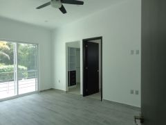 {"esp":"RECAMARA CON BA\u00d1O Y VESTIDOR","ing":""}